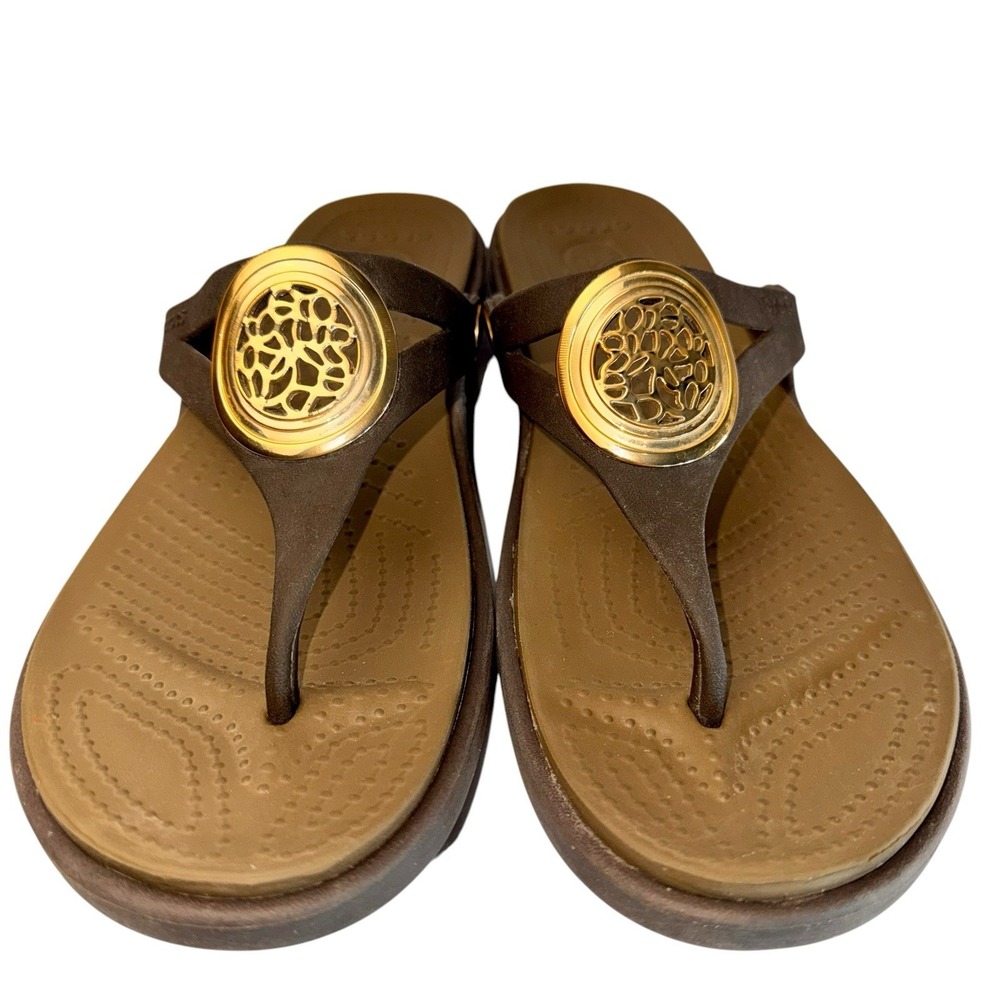 CROCS Womens Sanrah Sandals Gold Circle Medallion Brown Wedge Summer Beach 10W - Picture 3 of 7
